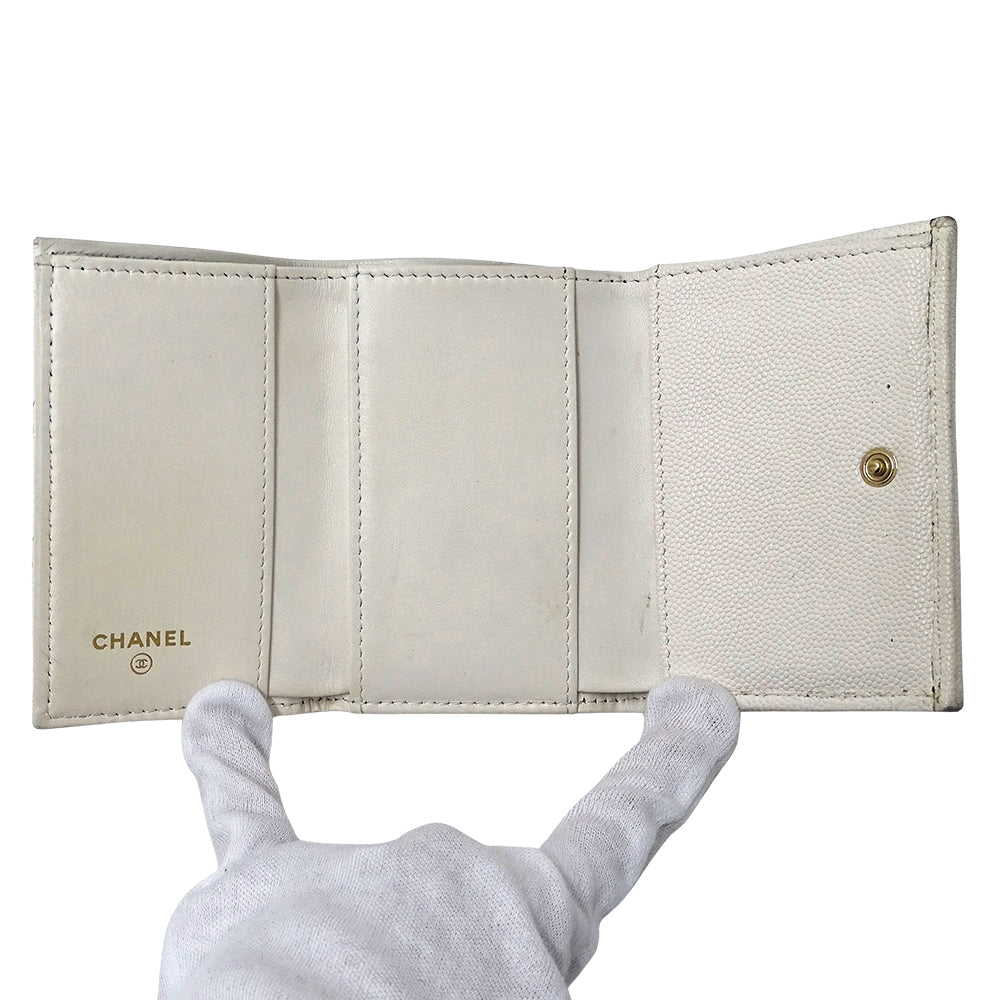 CHANEL シャネル 三つ折り財布 マトラッセ ホワイト ゴールド金具 キャビアスキン レディース 【中古】