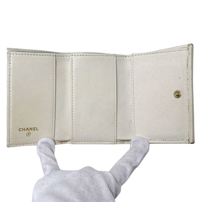 CHANEL シャネル 三つ折り財布 マトラッセ ホワイト ゴールド金具 キャビアスキン レディース 【中古】