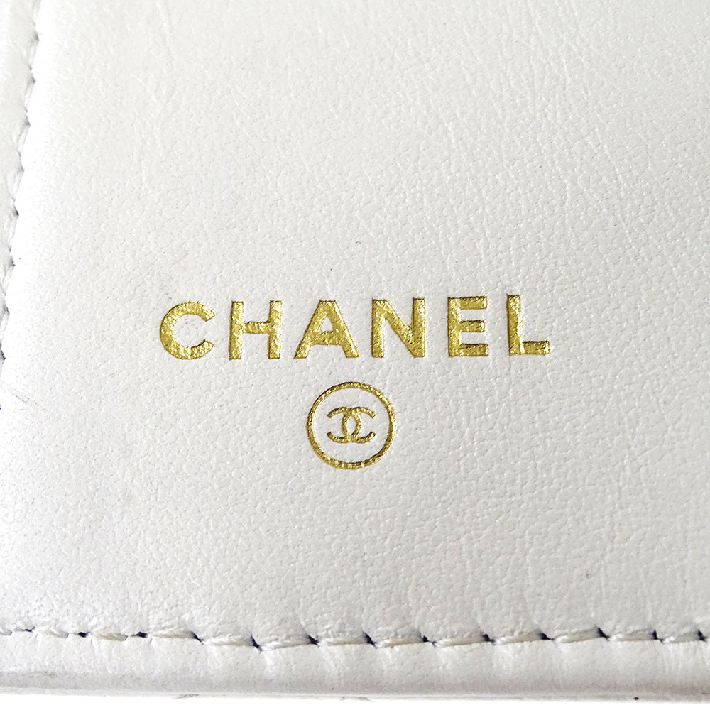 CHANEL シャネル 三つ折り財布 マトラッセ ホワイト ゴールド金具 キャビアスキン レディース 【中古】