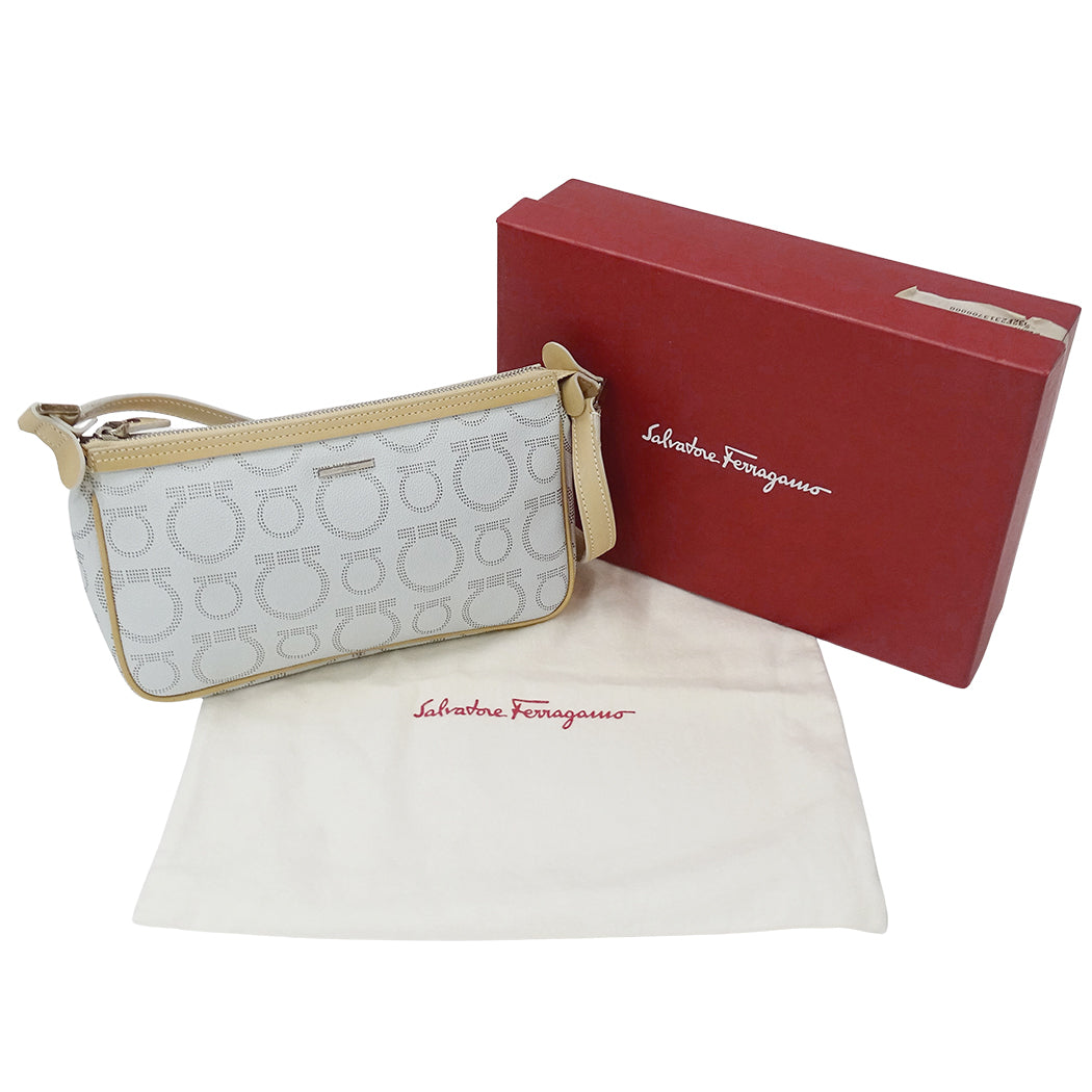 Ferragamo フェラガモ ポーチ ライトブルー レザー レディース 【中古】