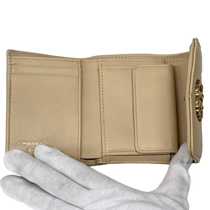 CHANEL シャネル 二つ折り財布 シャネル19 ベージュ ゴールド金具 ラムスキン レディース 【中古】