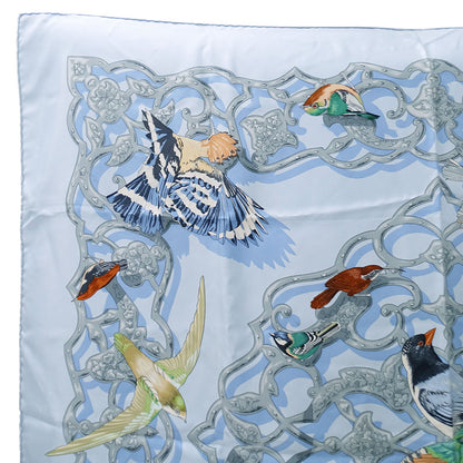 HERMES エルメス カレ90 OISEAUX DE L'HIMALAYA インドとヒマラヤの小鳥たち スカーフ ライトブルー シルク レディース 【中古】