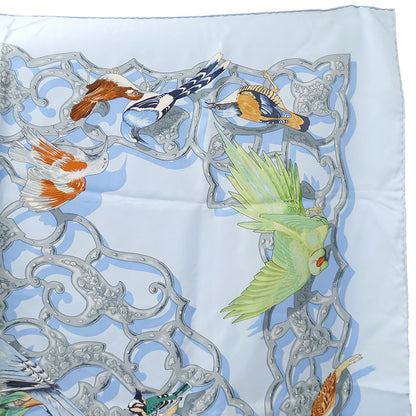 HERMES エルメス カレ90 OISEAUX DE L'HIMALAYA インドとヒマラヤの小鳥たち スカーフ ライトブルー シルク レディース 【中古】