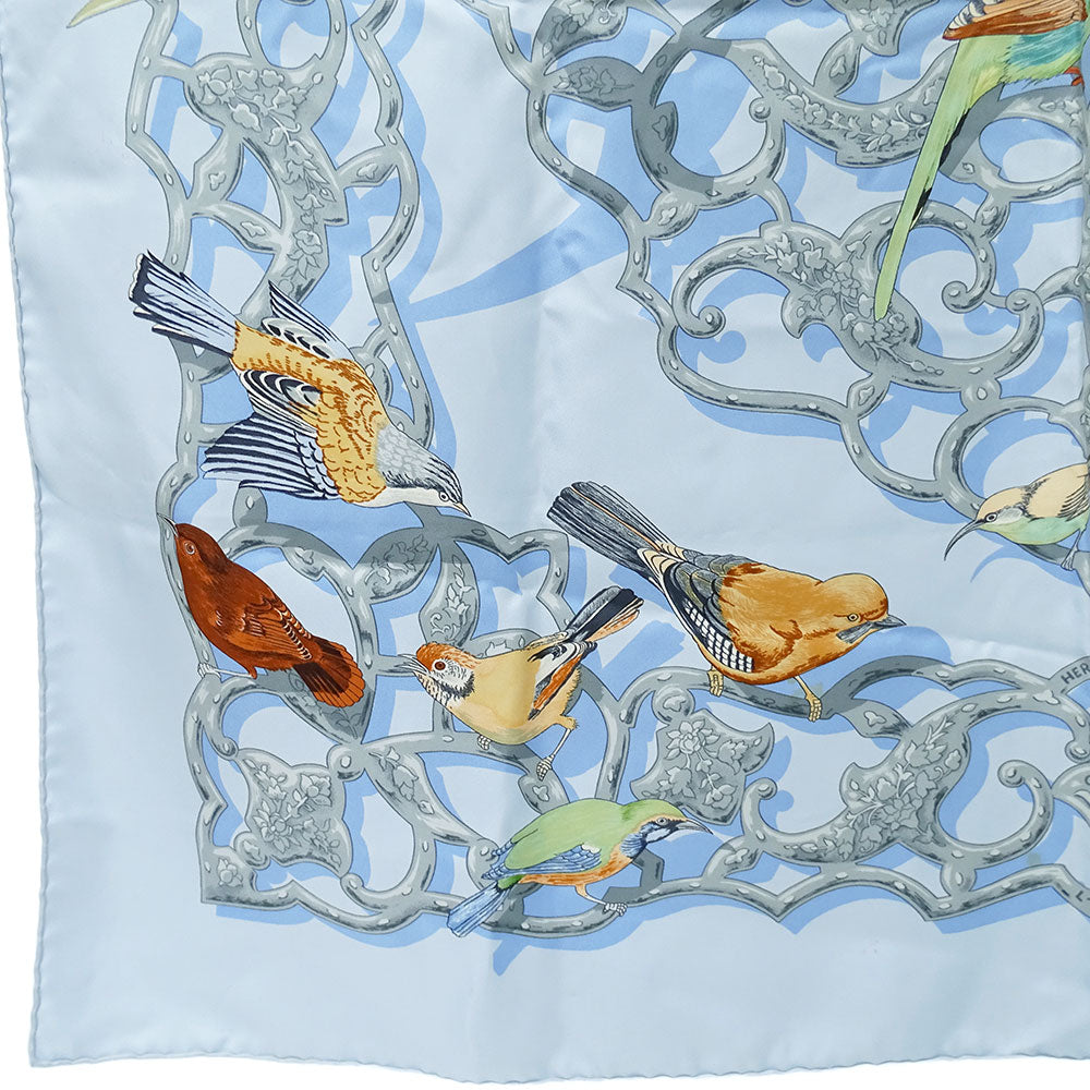 HERMES エルメス カレ90 OISEAUX DE L'HIMALAYA インドとヒマラヤの小鳥たち スカーフ ライトブルー シルク レディース 【中古】