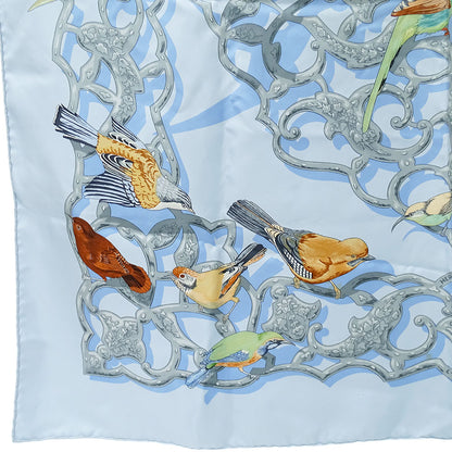 HERMES エルメス カレ90 OISEAUX DE L'HIMALAYA インドとヒマラヤの小鳥たち スカーフ ライトブルー シルク レディース 【中古】