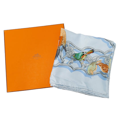 HERMES エルメス カレ90 OISEAUX DE L'HIMALAYA インドとヒマラヤの小鳥たち スカーフ ライトブルー シルク レディース 【中古】