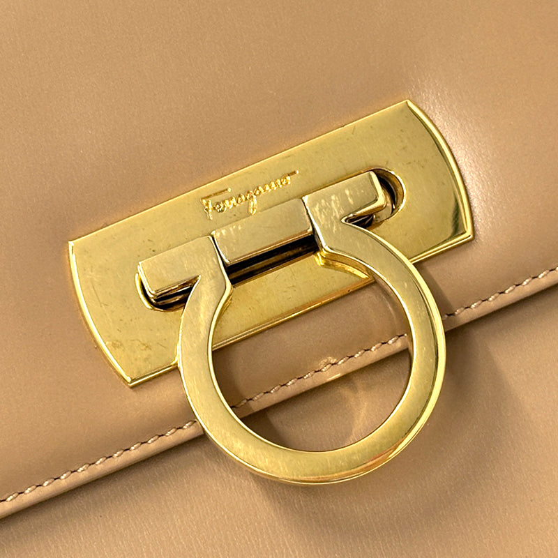 Ferragamo フェラガモ ハンドバッグ ガンチーニ ベージュ レザー レディース 【中古】