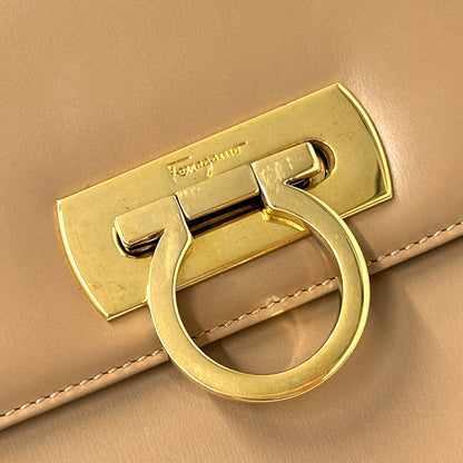 Ferragamo フェラガモ ハンドバッグ ガンチーニ ベージュ レザー レディース 【中古】