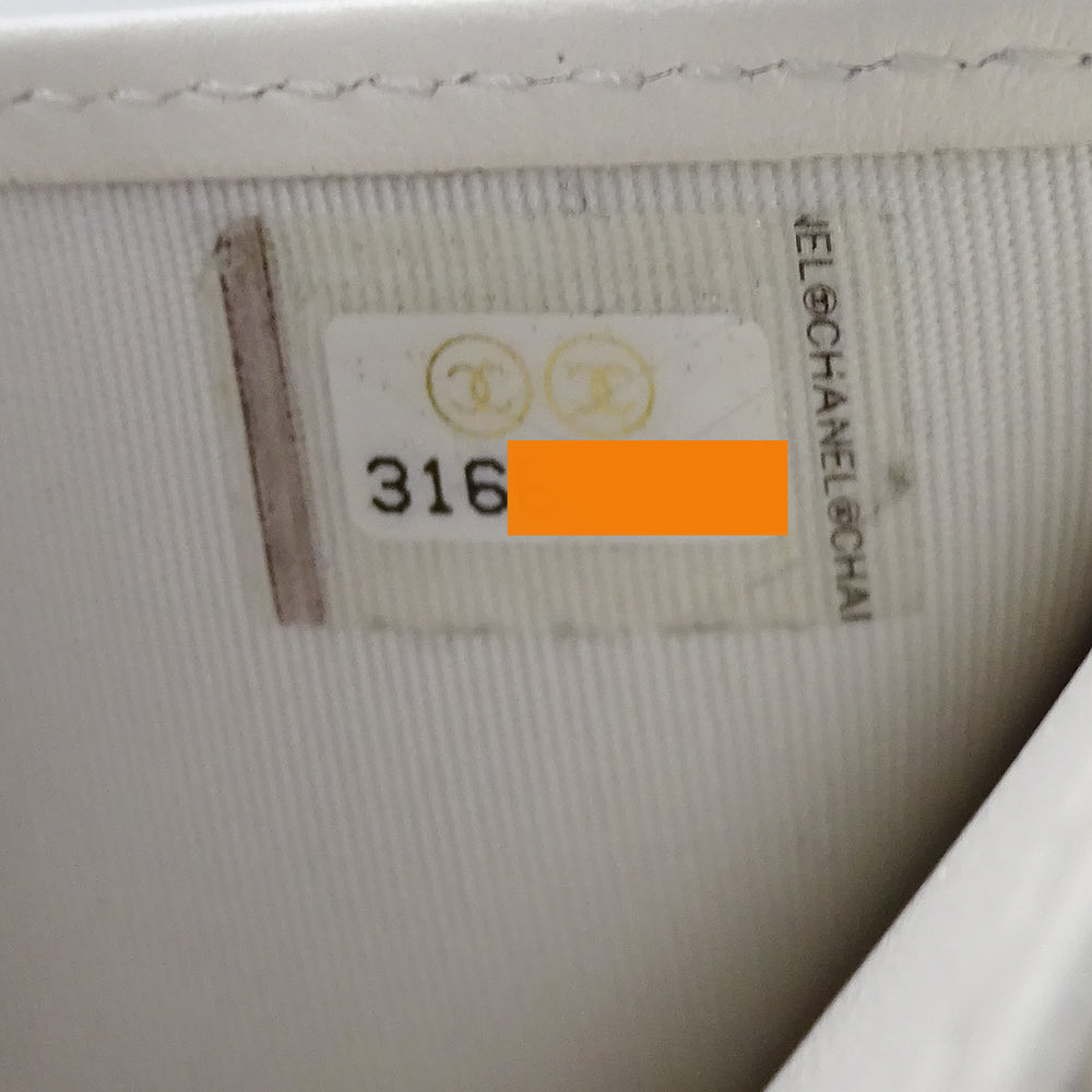 CHANEL シャネル ボーイシャネル 三つ折り財布 ホワイト ゴールド金具 キャビアスキン レディース 【中古】