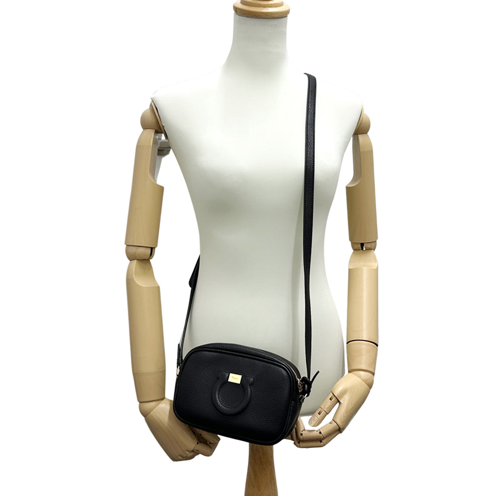 Ferragamo フェラガモ ショルダーバッグ ガンチーニ ブラック レザー レディース 【中古】