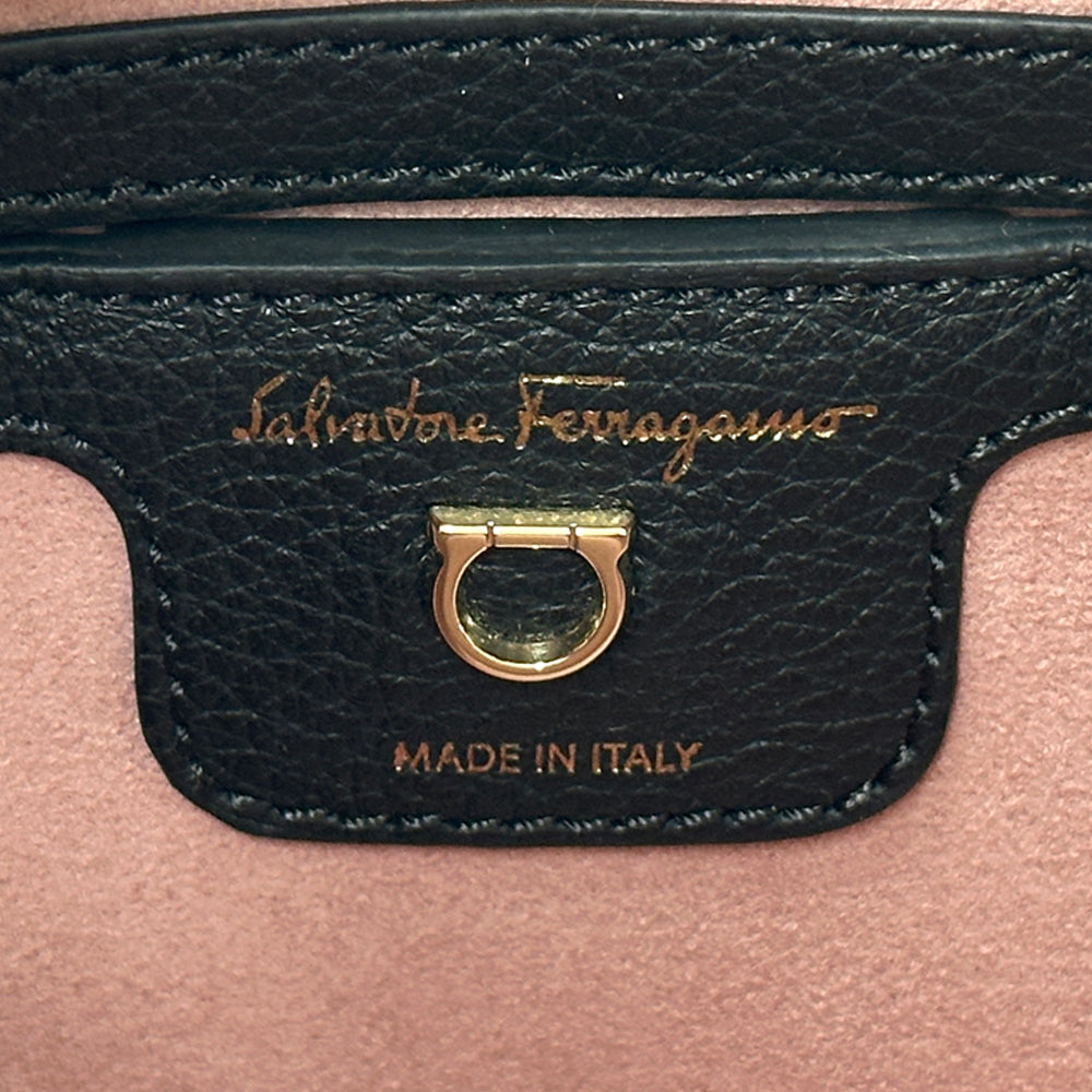 Ferragamo フェラガモ ショルダーバッグ ガンチーニ ブラック レザー レディース 【中古】