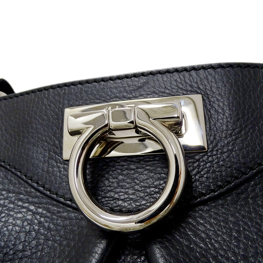 Ferragamo フェラガモ ショルダーバッグ ガンチーニ ブラック レザー レディース 【中古】