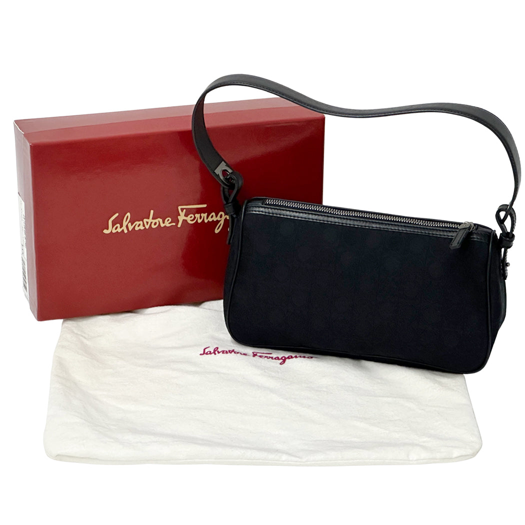 Ferragamo フェラガモ ショルダーバッグ ブラック ガンチーニ キャンバス レディース 【中古】